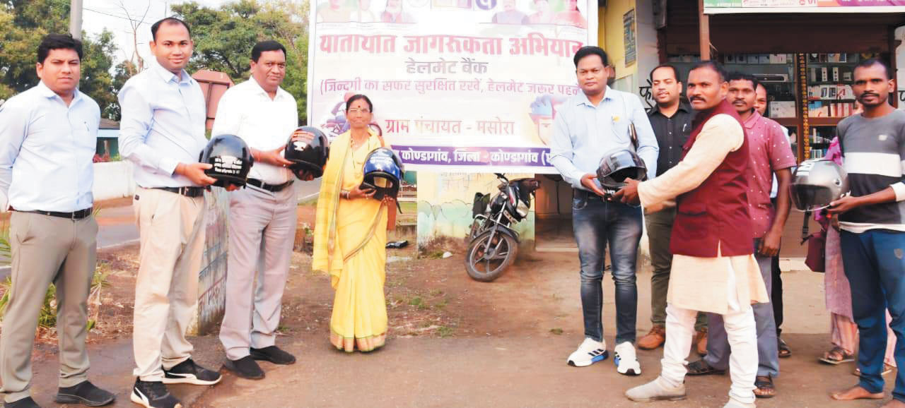 बस्तर कमिश्नर ने मसोरा में ‘हेलमेट बैंक’ का किया निरीक्षण