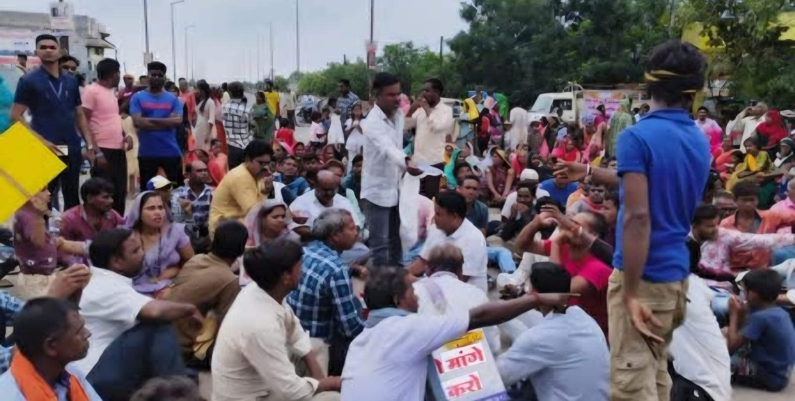  कब्जे को लेकर ग्रामीणों का फूटा गुस्सा, एनएच-30 पर चक्काजाम