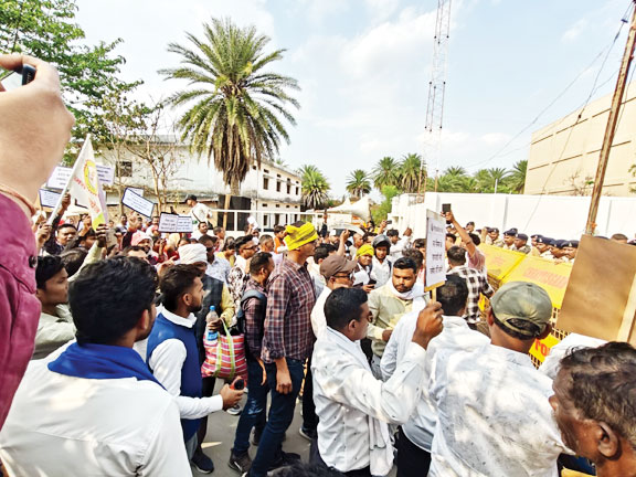 नगर निगम का घेराव: आवास योजना, दुकान आवंटन और भ्रष्टाचार के आरोपों पर सरगुजा बचाओ संघर्ष समिति का प्रदर्शन