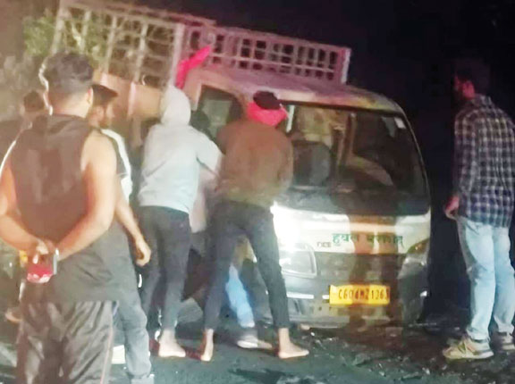  खड़ी पिकअप से बाइक टकराई, महिला सहित तीन घायल