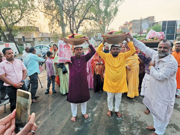 चैती छठ महापर्व: डूबते सूर्य को अघ्र्य