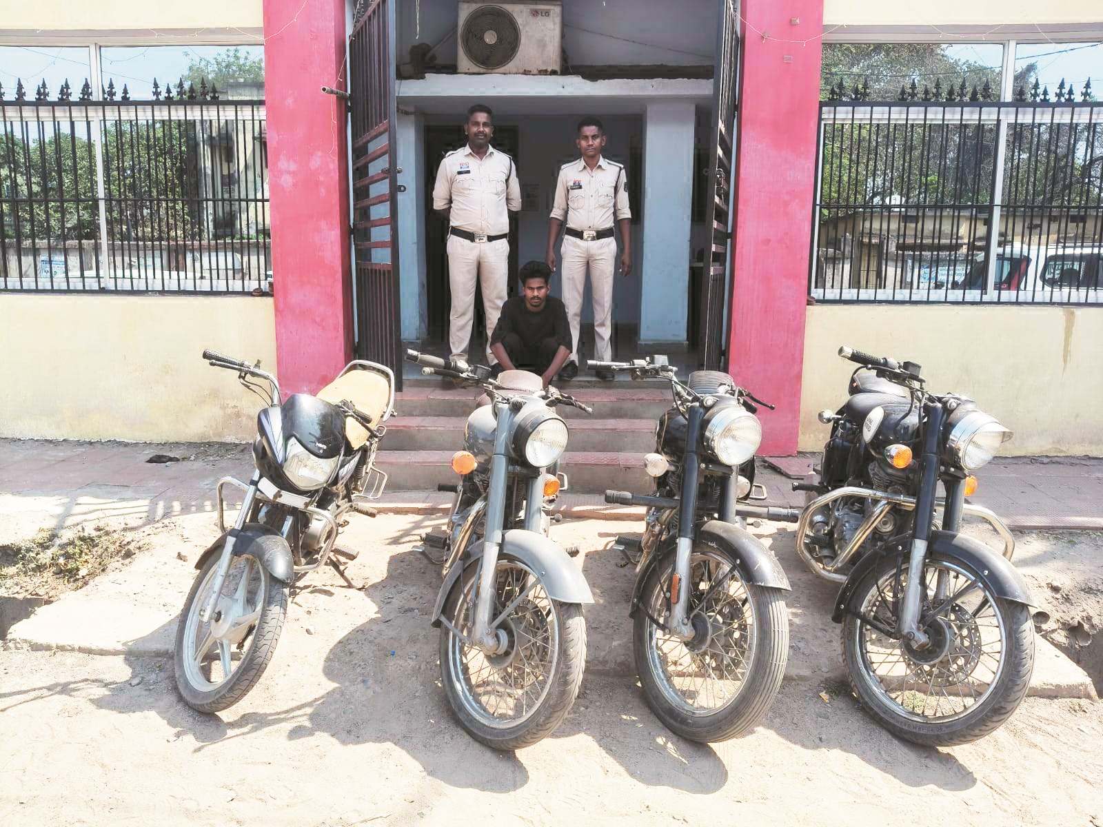 बुलेट चोर गिरोह पकड़ाया, 5 नाबालिग समेत 6 गिरफ्तार