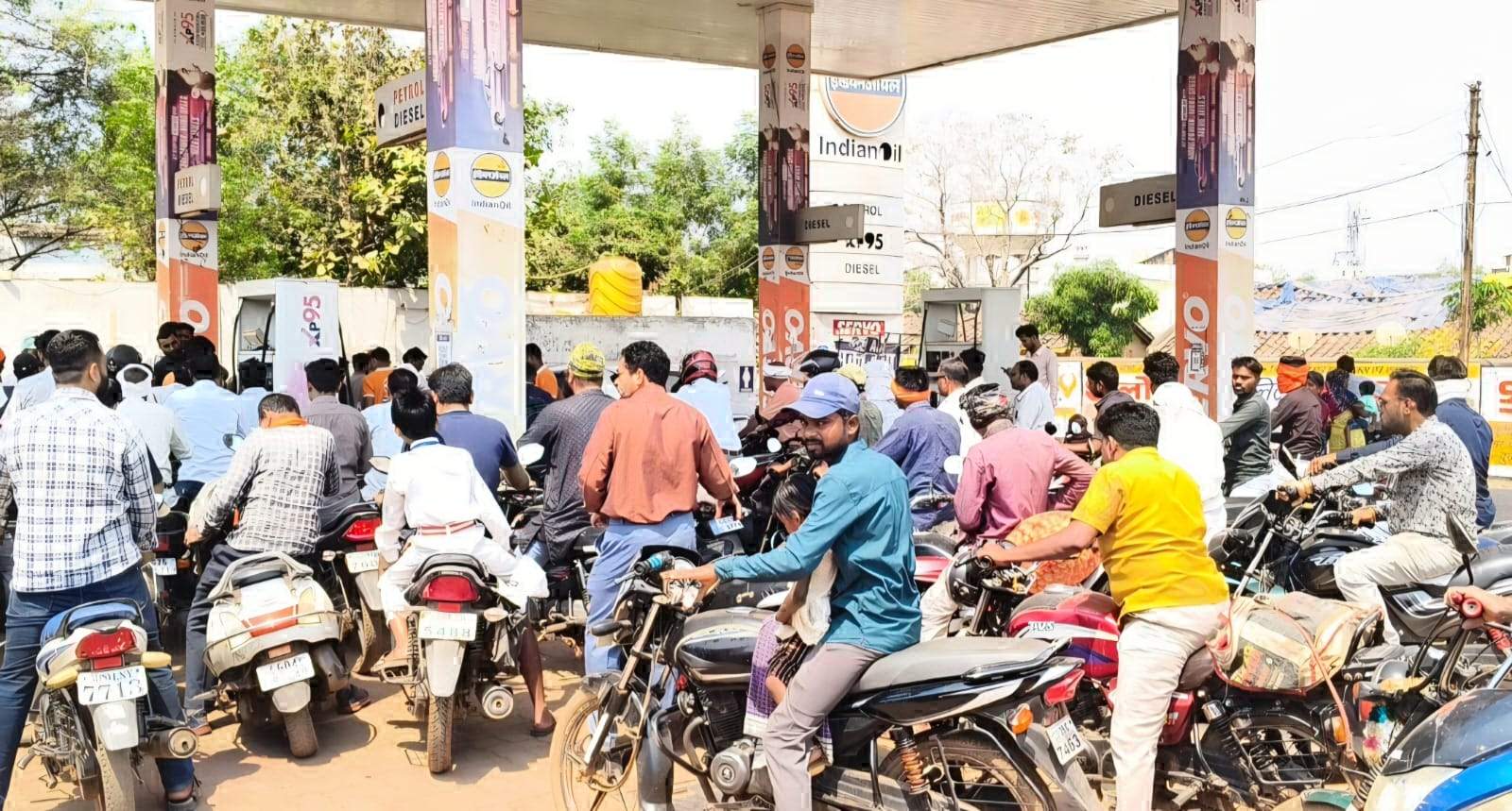 पेट्रोल-डीजल के लिए लंबी कतारें  50 लीटर वाले केन में भी भरवा रहे