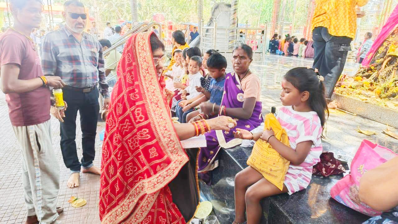अष्टमी पर हवन और मंदिरों में भक्तों का रेला
