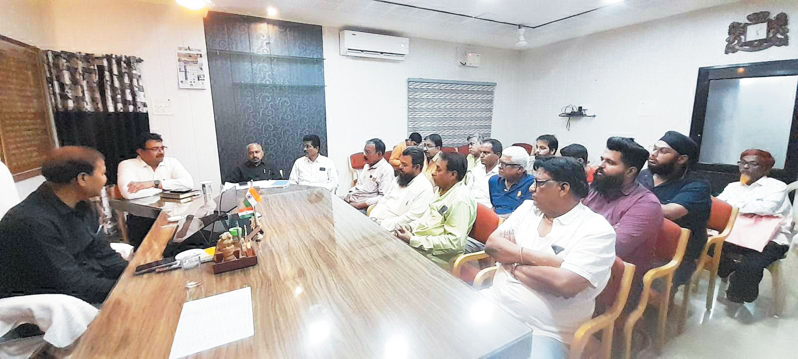 दुकानों के जीर्णोद्धार के लिए मेयर ने ली बैठक