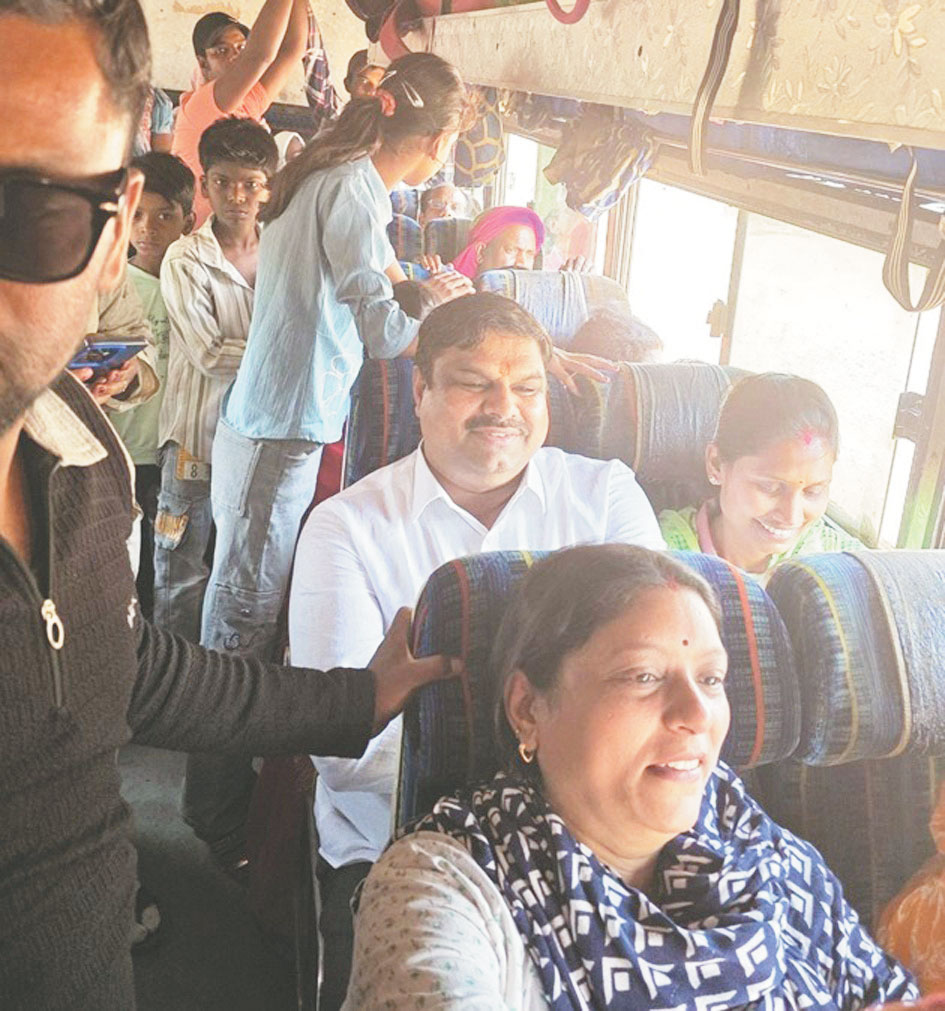 मंत्री गजेन्द्र का बस सफर, आमजन से जुडक़र संवाद