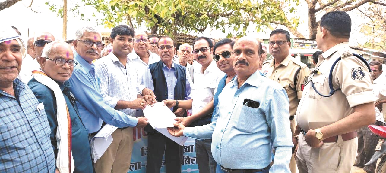  पेंशनरों का धरना-प्रदर्शन,  सौंपा ज्ञापन