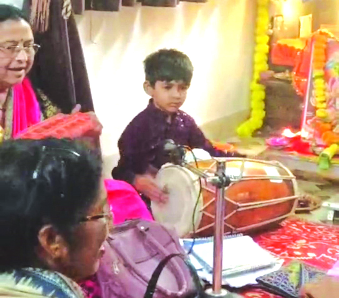 ढाई साल से अनव कर रहा ढोलक वादन, भजन गायन भी  नरेश बनवासी