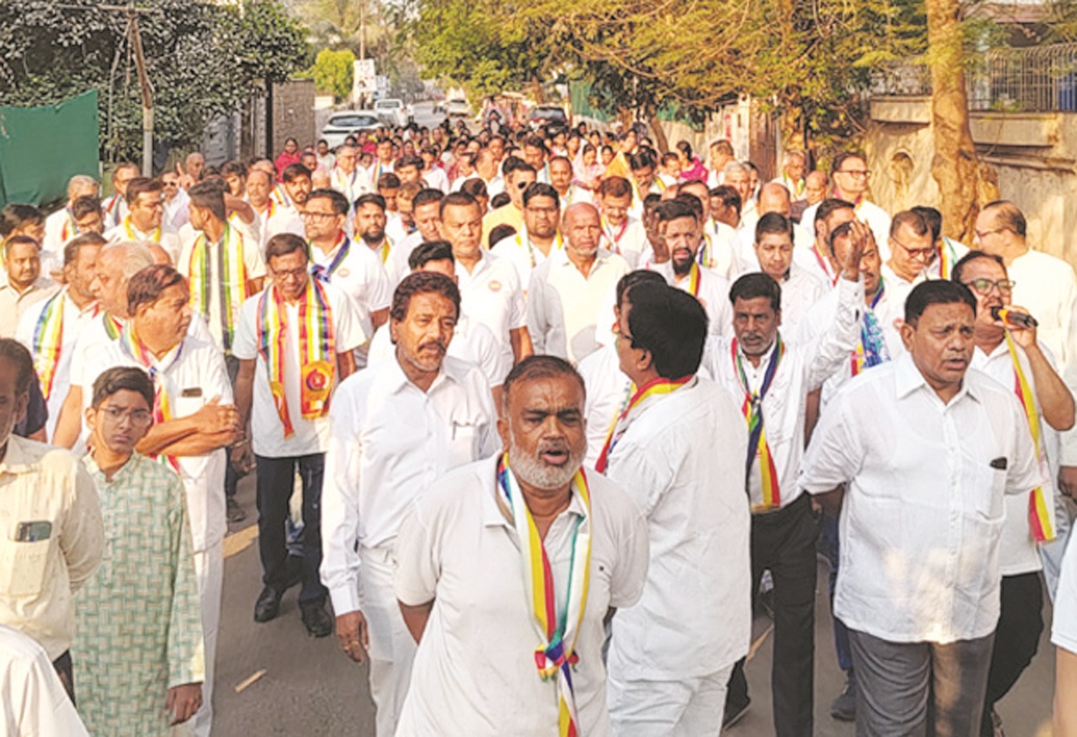 प्रभातफेरी के साथ महावीर जन्म महोत्सव शुरू
