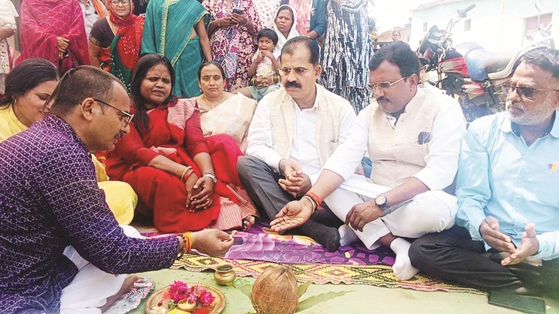 वर्षों पुरानी सडक़ की मांग पूरी, 21 लाख की लागत से निर्माण शुरू