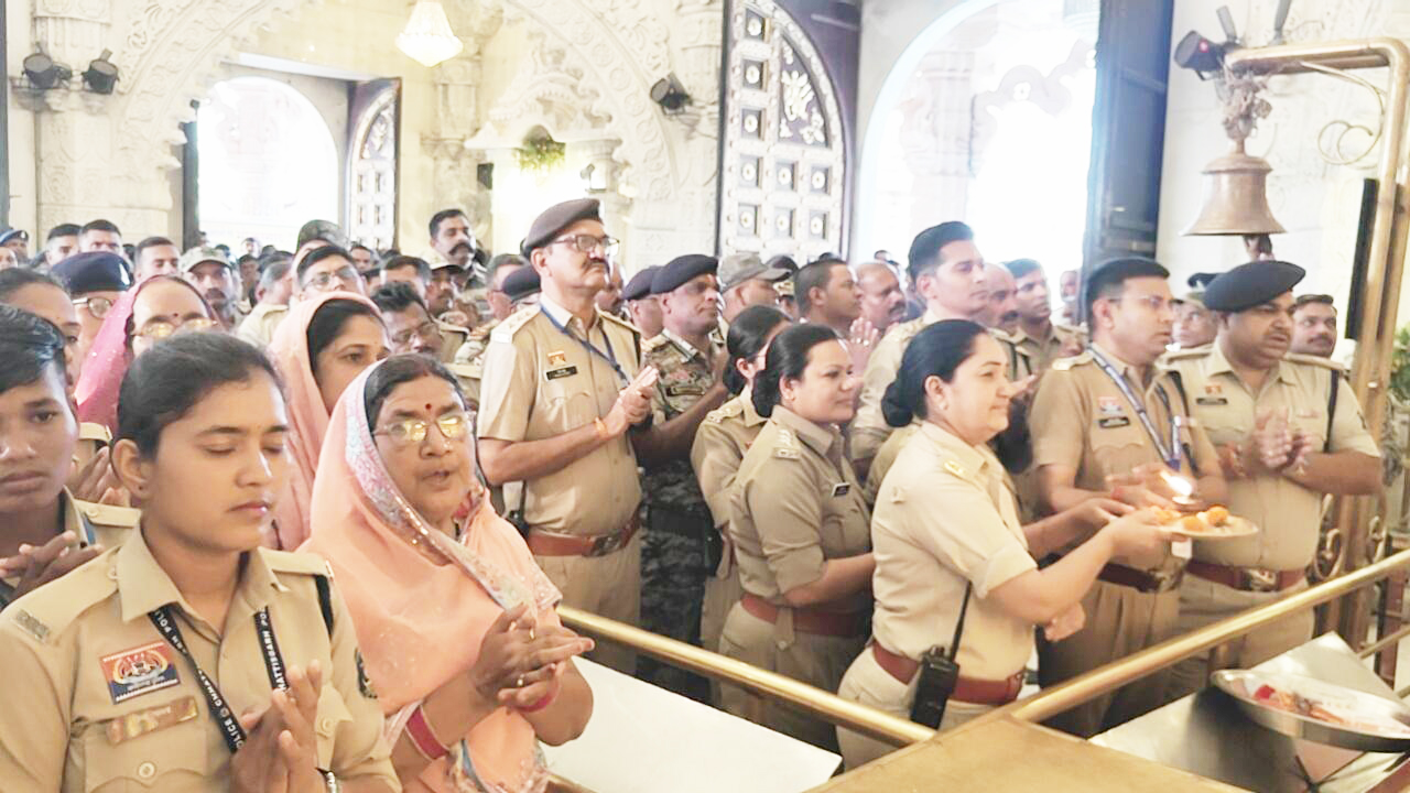 डोंगरगढ़ में तैनात जवानों ने पुलिस बैंड की धुन के संग की मां बम्लेश्वरी की आरती