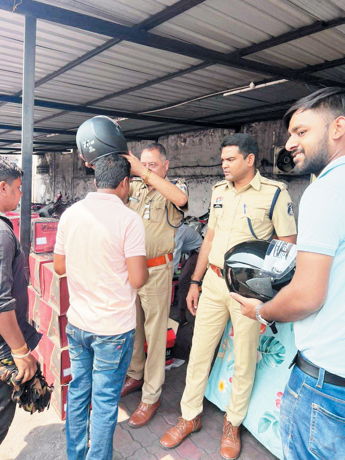 रामनवमी पर 200 हेलमेट बांटे