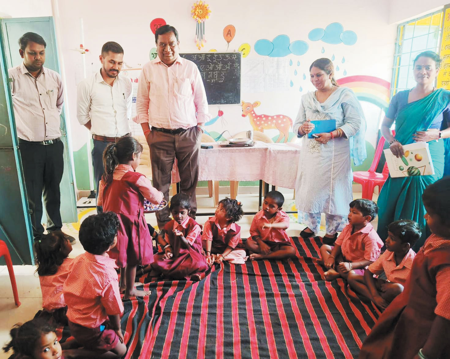 कमिश्नर ने अस्पताल सहित स्कूल-आंबा केन्द्र का किया निरीक्षण