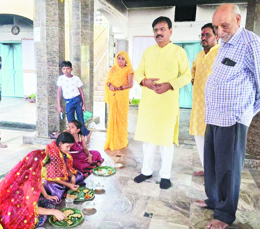 भद्रकाली मंदिर में पूजा-अर्चना व कन्या पूजन में शामिल हुए राजेन्द्र