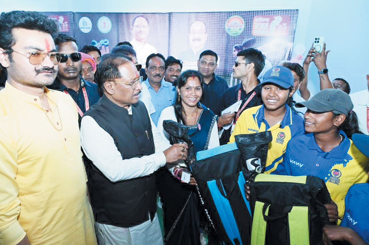 सीएम ने इचकेला की खिलाडिय़ों को दिए क्रिकेट किट