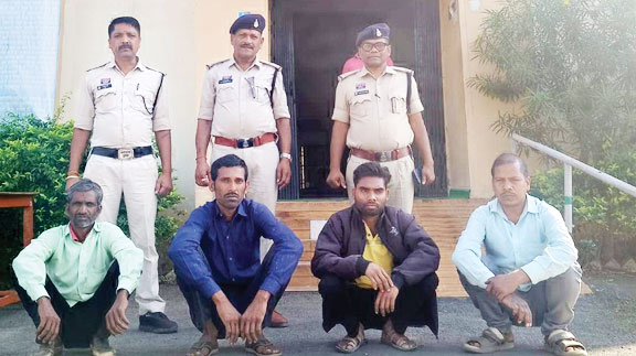 नकली सोना देकर ठगी, चार आरोपी गिरफ्तार, सवा लाख बरामद