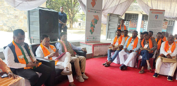 सांसद महेश कश्यप ने कार्यकर्ताओं संग सुनी मोदी के मन की बात