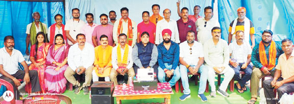 जनप्रतिनिधि और लोगों ने सुनी मन की बात