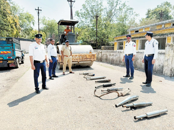 जब्त मॉडिफाई साइलेंसरों पर चला बुलडोजर