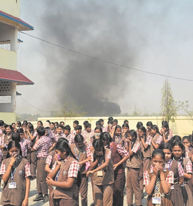 डामर प्लांट के धुएं से स्कूली बच्चों की सेहत खतरे में