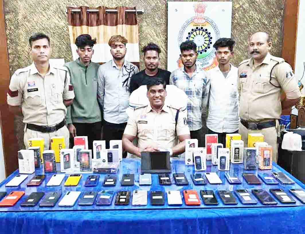 मोबाइल दुकान में चोरी व बैंक लूट का खुलासा