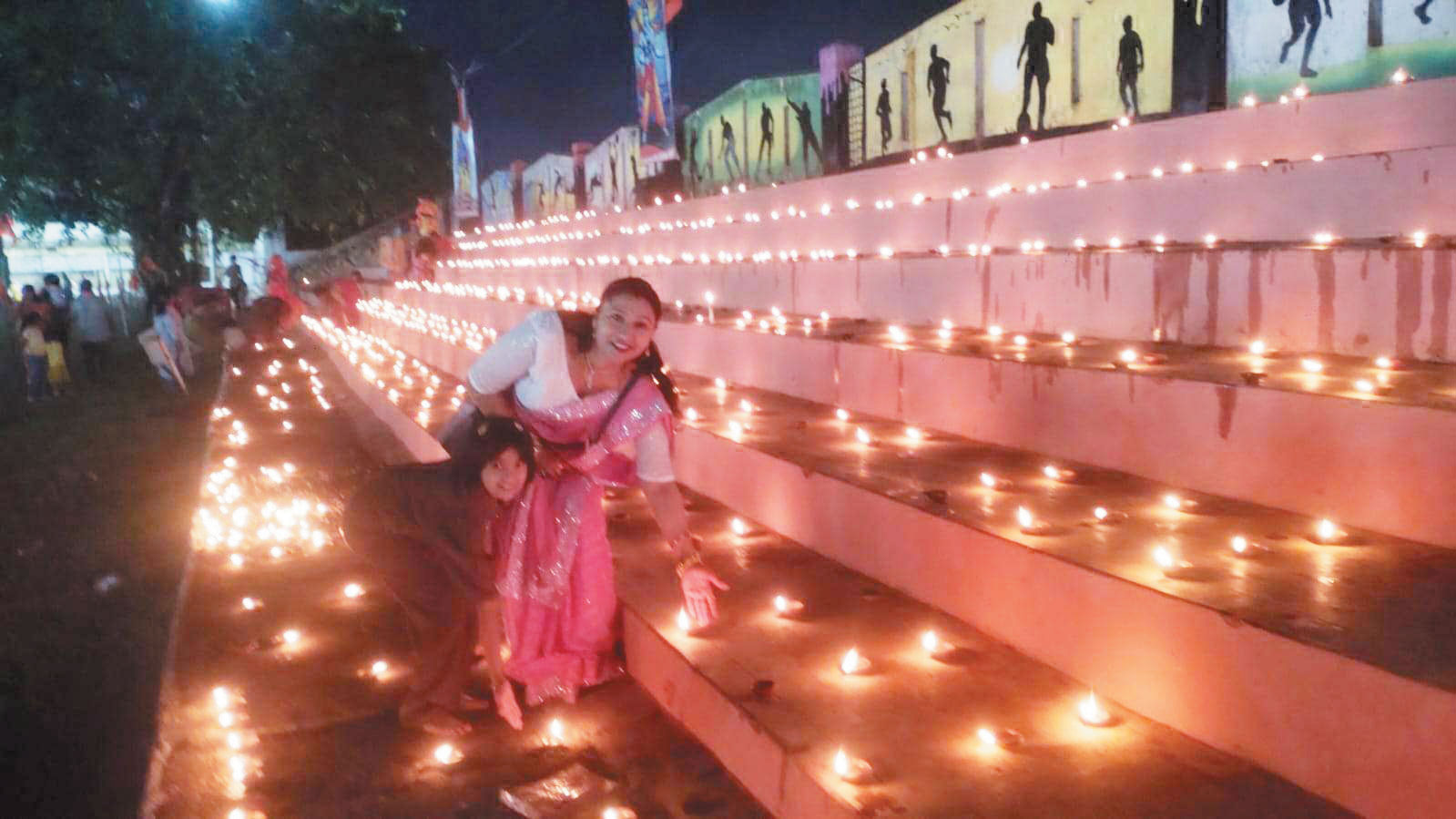 रामनवमी महोत्सव: हजारों दीपों से जगमगाया मैदान , गूंजे जय श्रीराम के जयकारे