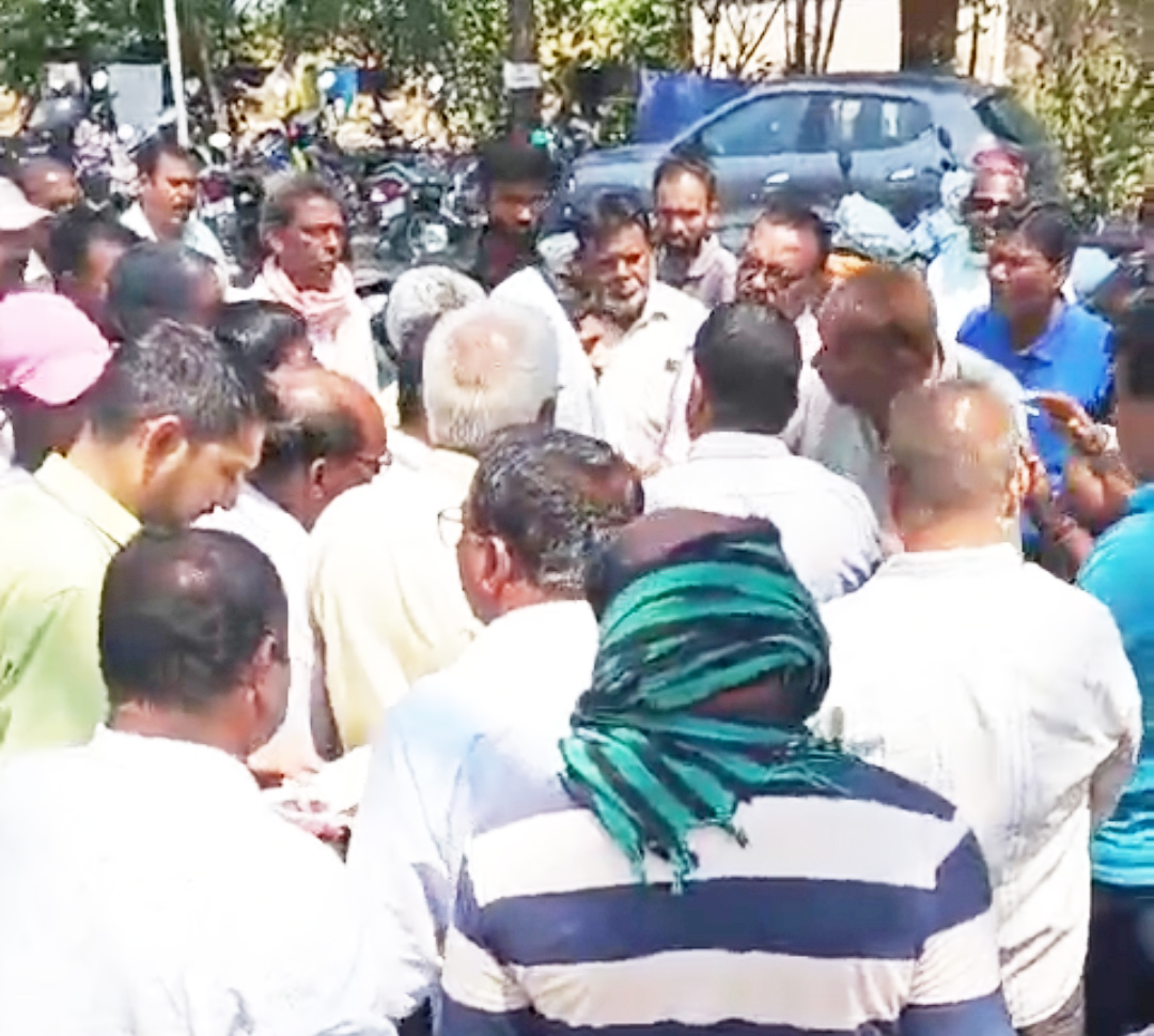 चना बेचने पैसे और शराब मांगने का आरोप,भड़के किसान, तब हुई खरीदी