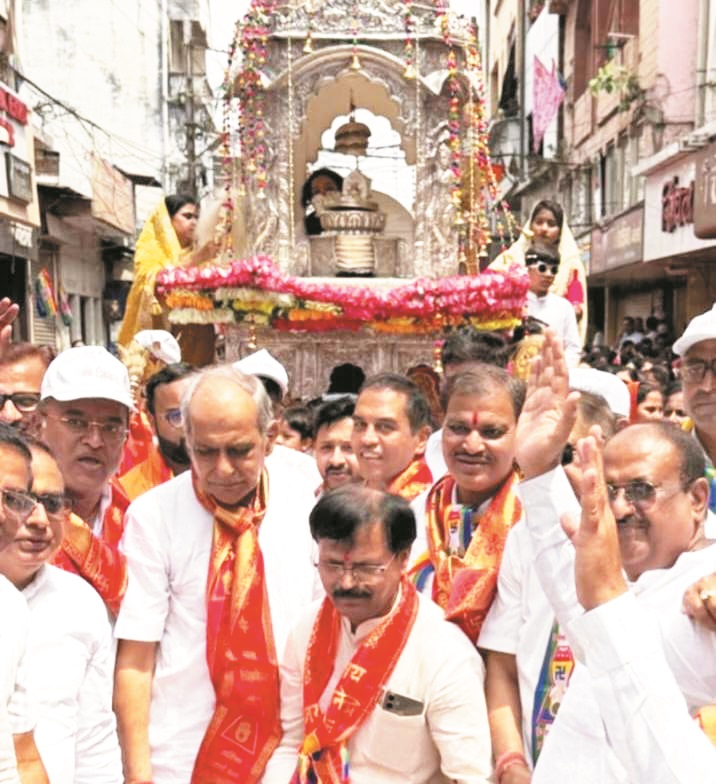 शोभायात्रा में शामिल हुए महापौर