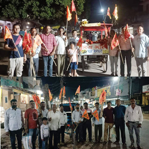 हनुमंत सेवा समिति ने ध्वज और दीये बांटे