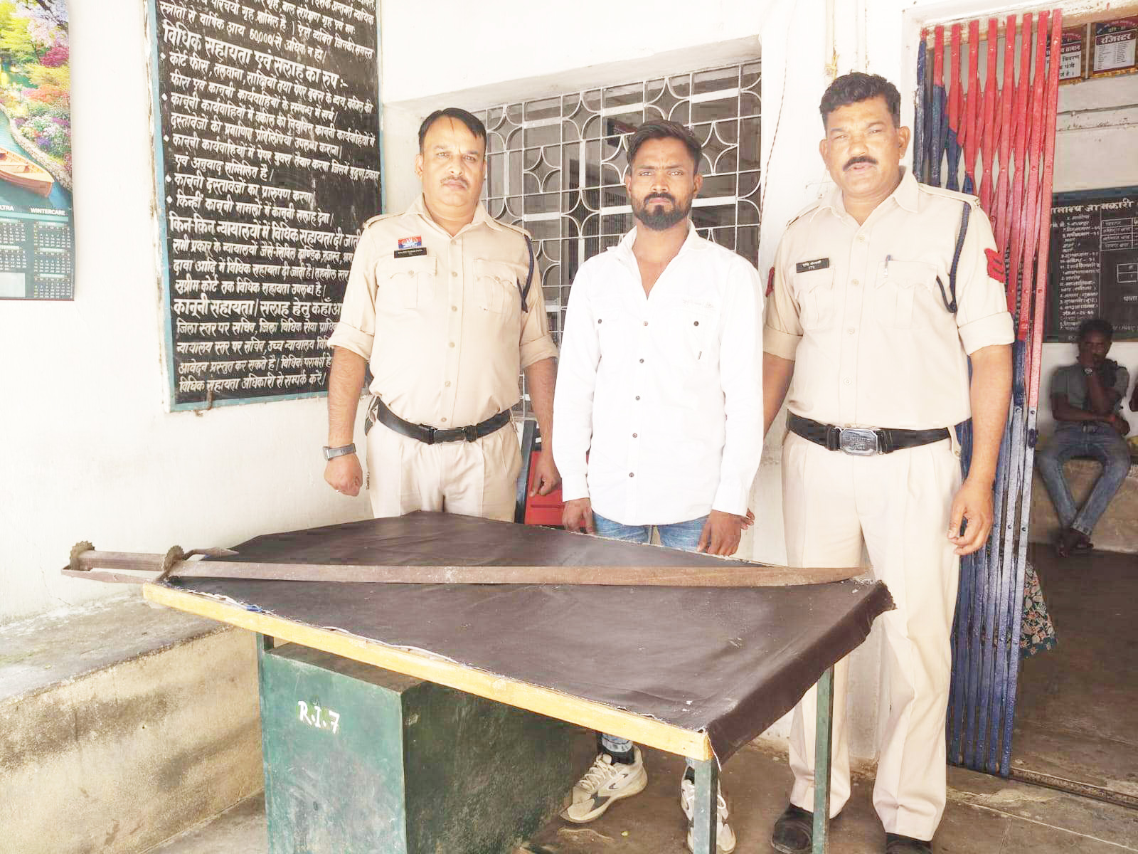 जमीन विवाद, तलवार लेकर पहुंचा, गिरफ्तार