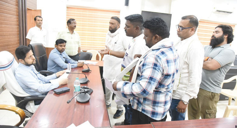 आग से प्रभावित परिवारों से मिले अरुण वोरा