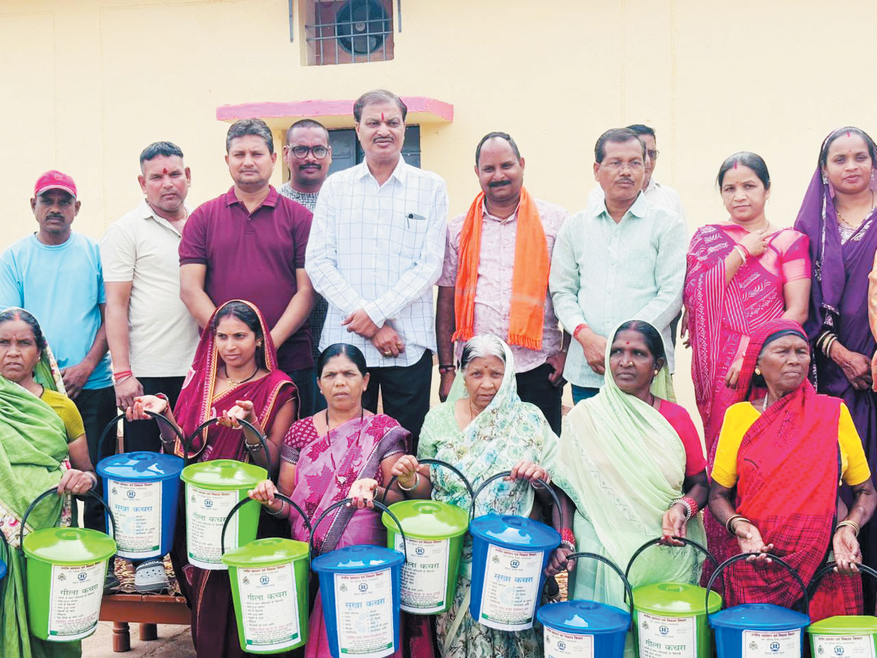 महापौर ने किया डस्टबिन का वितरण