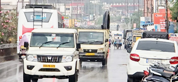 अचानक बारिश से मौसम में बदलाव, फसलों पर मिला-जुला असर