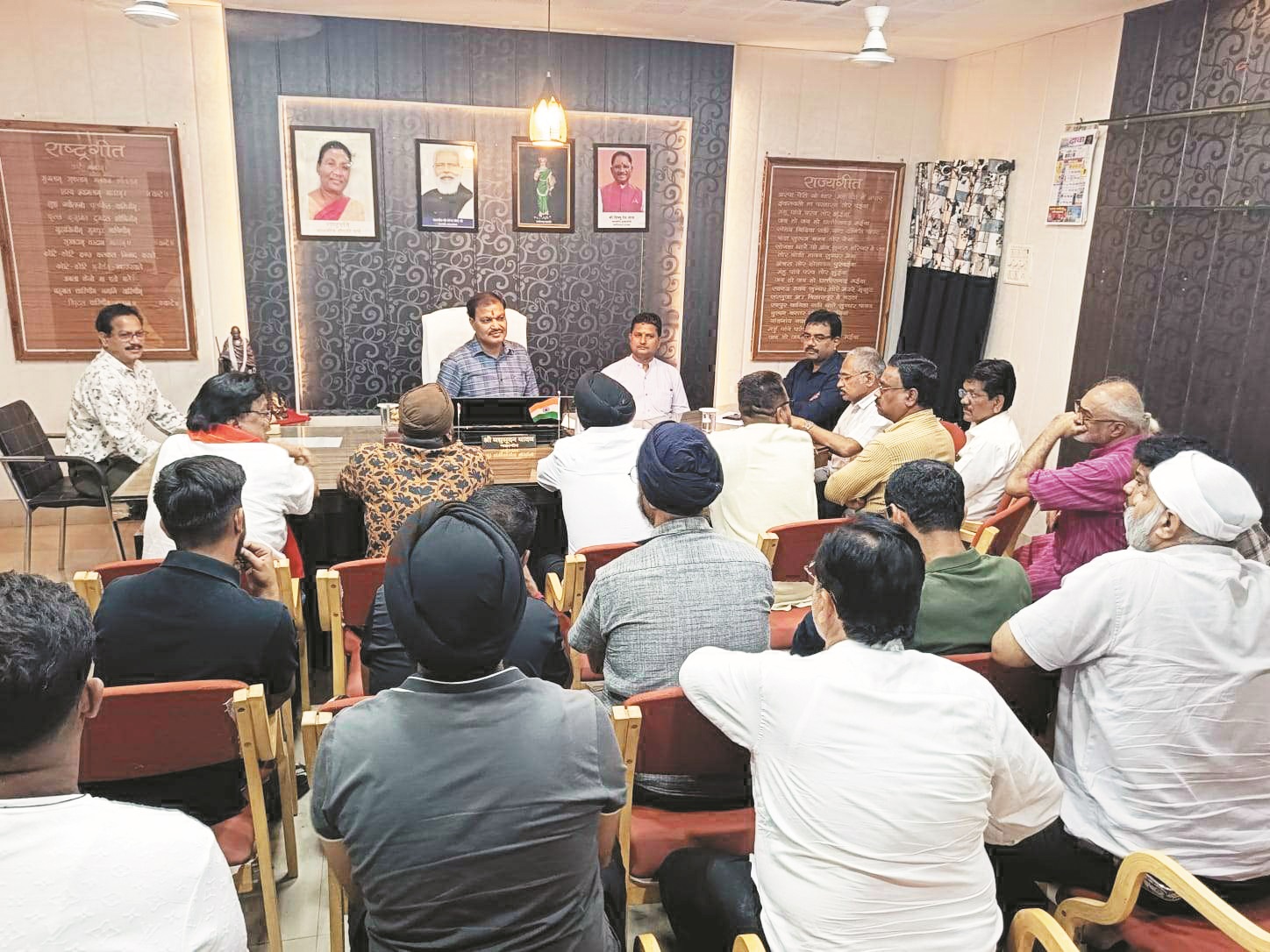 पुराने दुकानों का जीर्णोद्वार कर लागत राशि व कलेक्टर दर से प्रीमियम भुगतान पर बनी सहमति