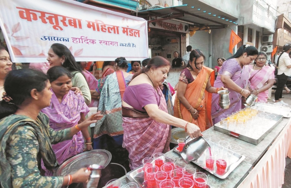 गंज लाइन में मंदिर समीप स्टाल लगाकर बांटा शरबत