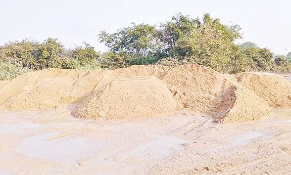 रेत तस्करों का आतंक, शिकायत पर धमकी, ग्रामीण सहमे