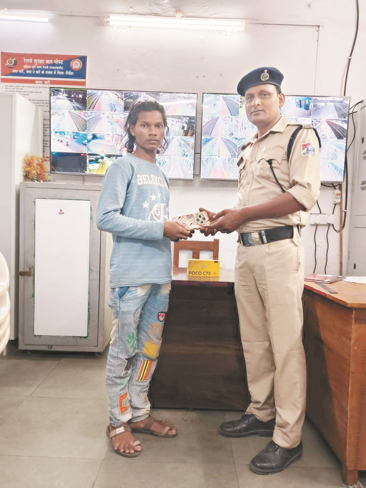 ऑपरेशन अमानत : यात्री का खोया मोबाइल लौटाया