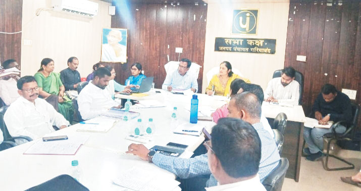 आवास निर्माण समय पर पूर्ण कराने पंचायत सचिवों की समीक्षा बैठक