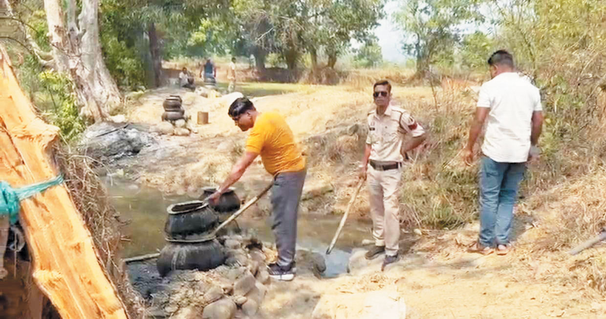 8 भठ्ठीयां नष्ट, शराब बनाने के उपकरण-बर्तन जब्त, आरोपी गिरफ्तार