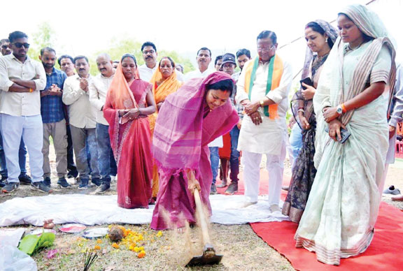 मंत्री लक्ष्मी राजवाड़े ने 13 करोड़ के विकास कार्यों का किया भूमिपूजन