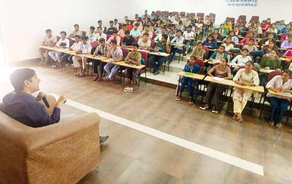 सोशल मीडिया से दूरी और मेहनत ही सफलता की असली कुंजी-कलेक्टर