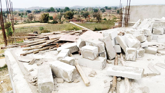 हल्की आंधी में गिरी निर्माणाधीन एकलव्य विद्यालय की रेलिंग