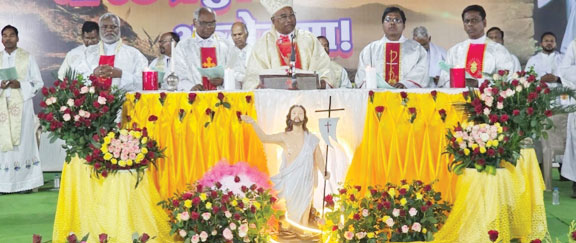 ईस्टर पर चर्चों में विशेष प्रार्थना, मध्य रात्रि में गूंजी घंटियां और आतिशबाजी से मनी खुशियां