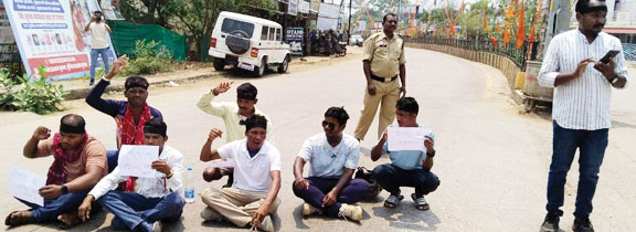 वन मंत्री के सुकमा आगमन का विरोध, सडक़ पर प्रदर्शन