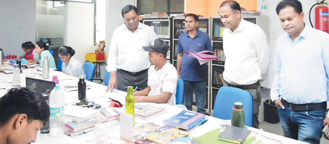 बस्तर कमिश्नर ने गारमेंट फैक्ट्री व केन्द्रीय ग्रंथालय  का किया निरीक्षण