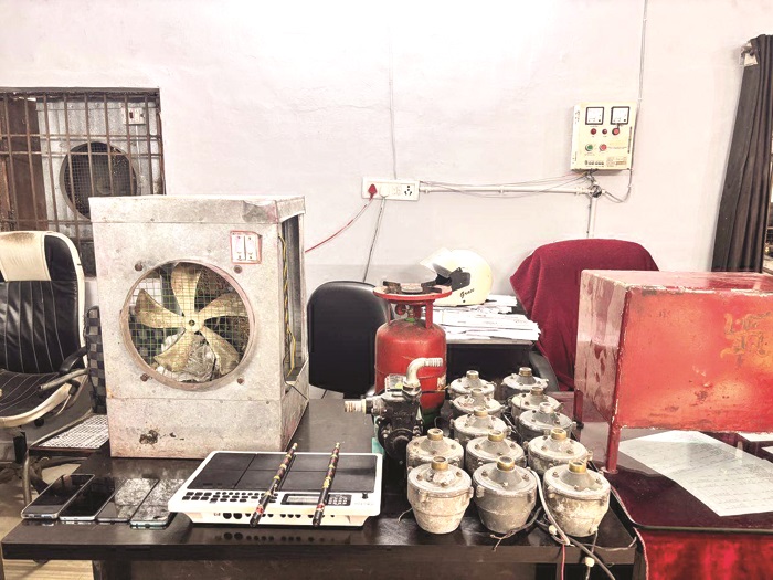 सेंधमारी में जो मिला वही चुरा लिया, नाबालिग समेत 4 गिरफ्तार