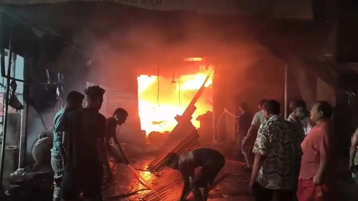 ऑटो पार्ट्स दुकान में लगी आग, सामान खाक