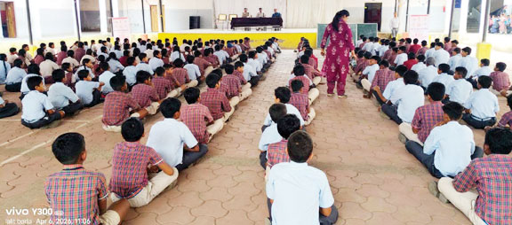 डीएवी विद्यालय में सडक़ सुरक्षा जागरूकता कार्यक्रम