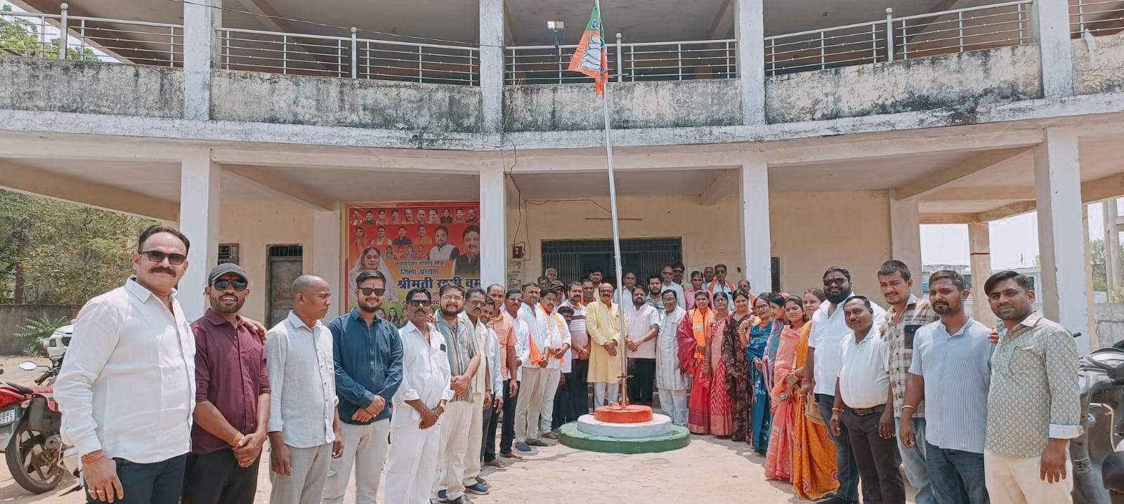 भाजपा स्थापना दिवस पर विधायक कार्यालय में ध्वजारोहण