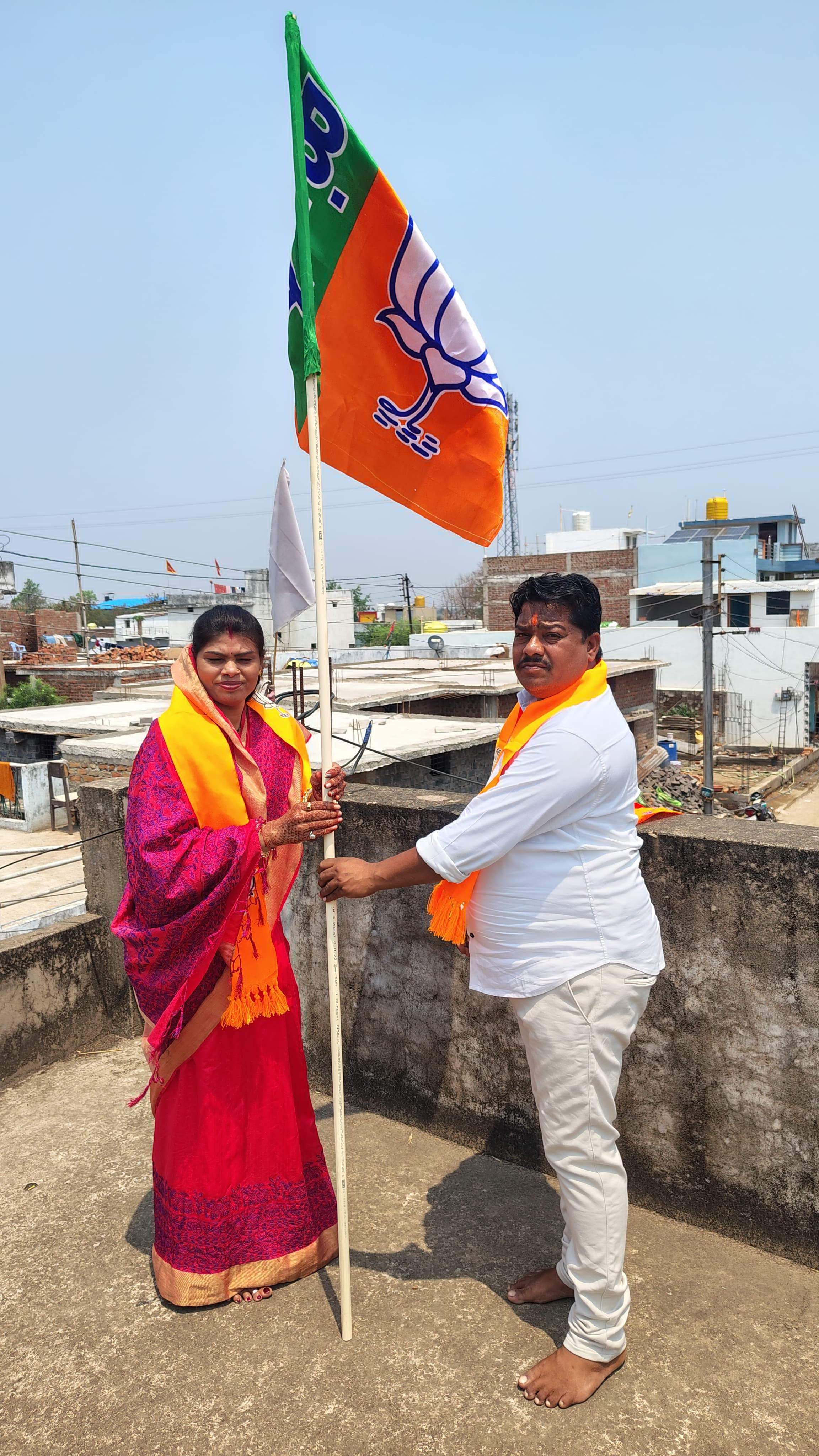 नपा.अध्यक्ष ने अपने निवास में फहराया भाजपा का झंडा